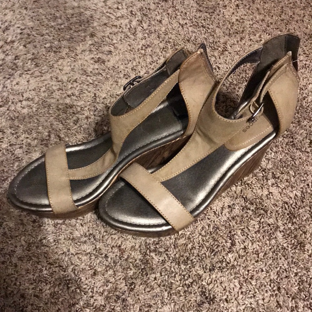 Maurice’s tan wedges